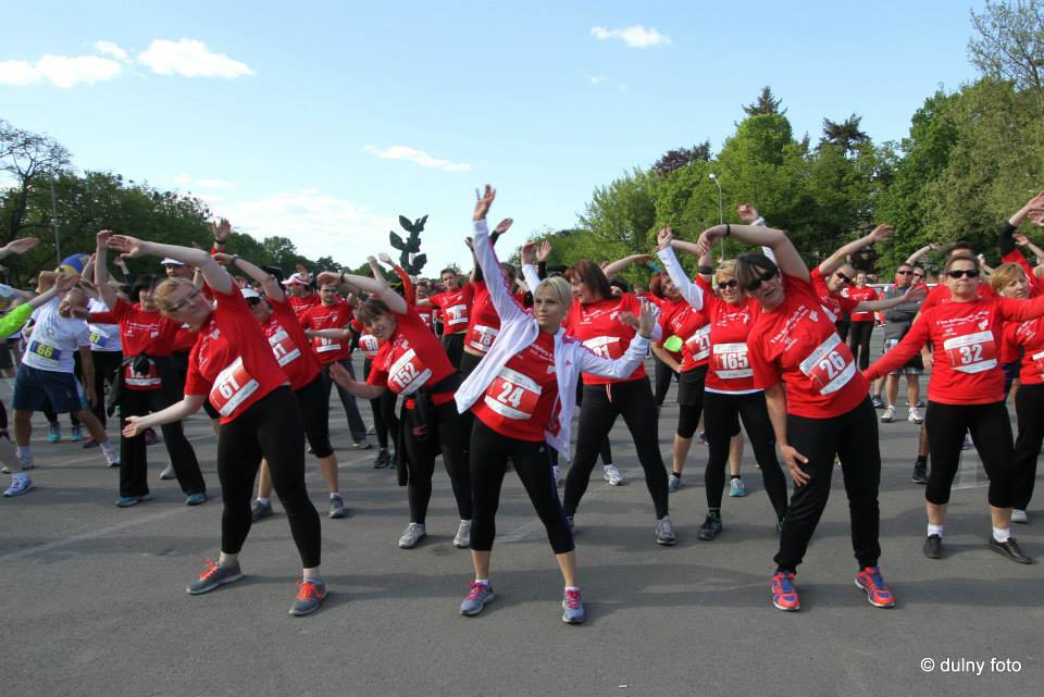 Przed biegiem wszyscy obowiązkowo uczestniczyli w rozgrzewce.
