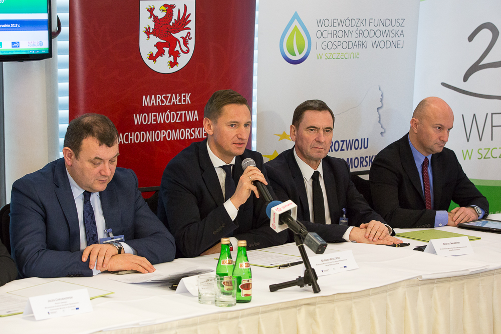 Podpisy pod porozumieniem złożyli marszałek Olgierd Geblewicz oraz Prezes Zarządu Wojewódzkiego Funduszu Ochrony Środowiska i Gospodarki Wodnej Jacek Chrzanowski.