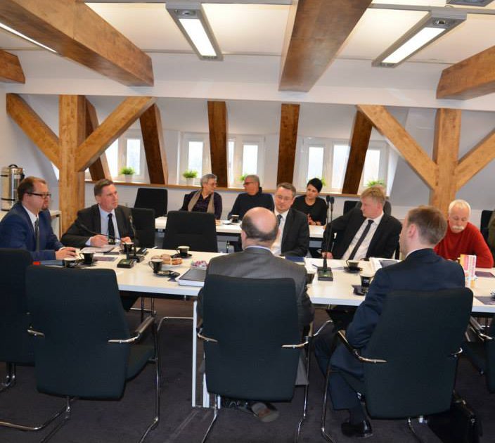 Konsultacje miały bardzo bezpośredni charakter. Przy dyskusyjnym stole pierwszy od lewej burmistrz Mikołajewski, drugi - wicemarszałek Andrzej Jakubowski