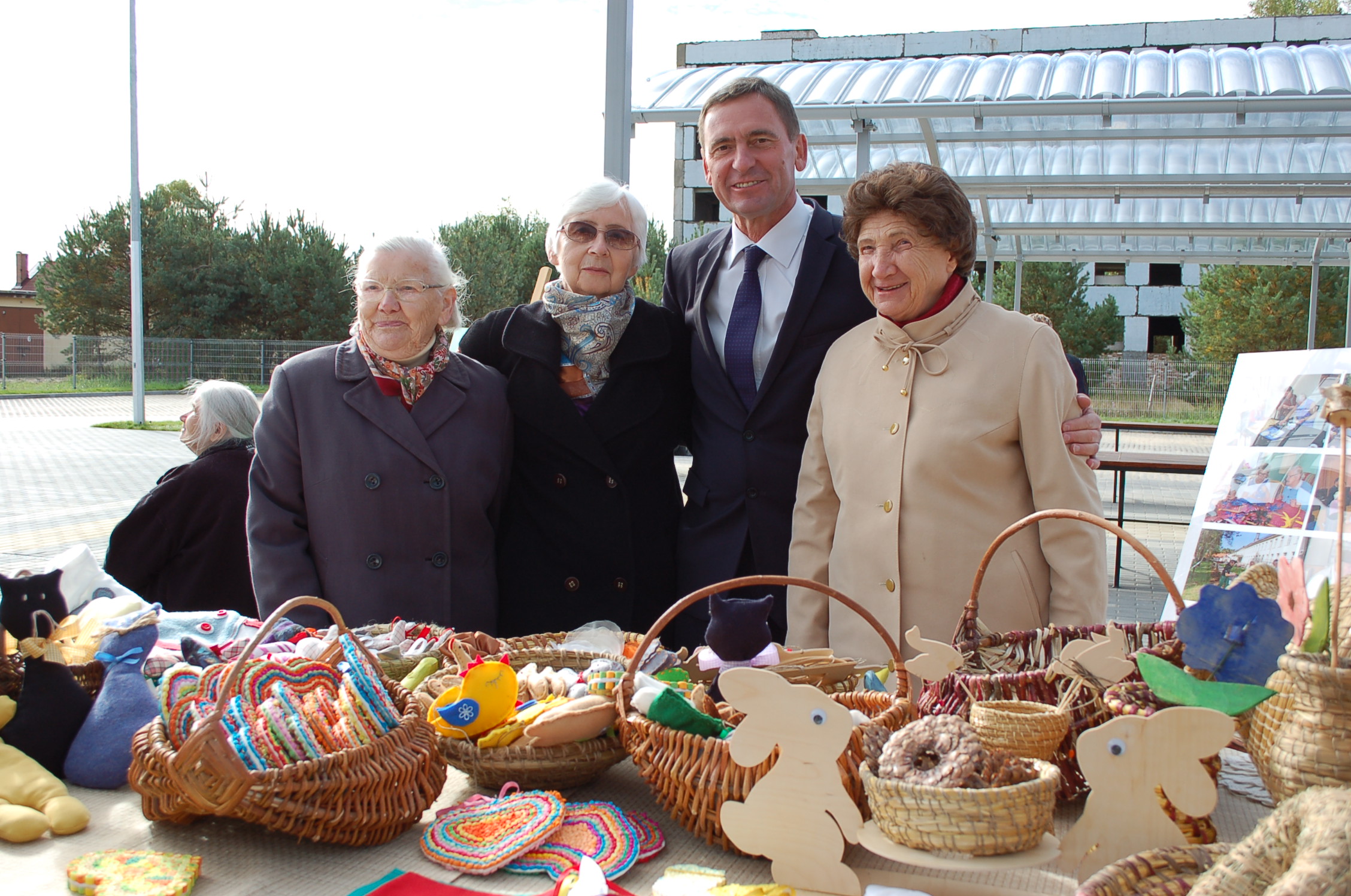 Wicemarszałek Województwa Zachodniopomorskiego Andrzej Jakubowski wraz z pierwszymi klientkami nowego rynku, który oferować będzie wyroby lokalne i produkty rolno-spożywcze.