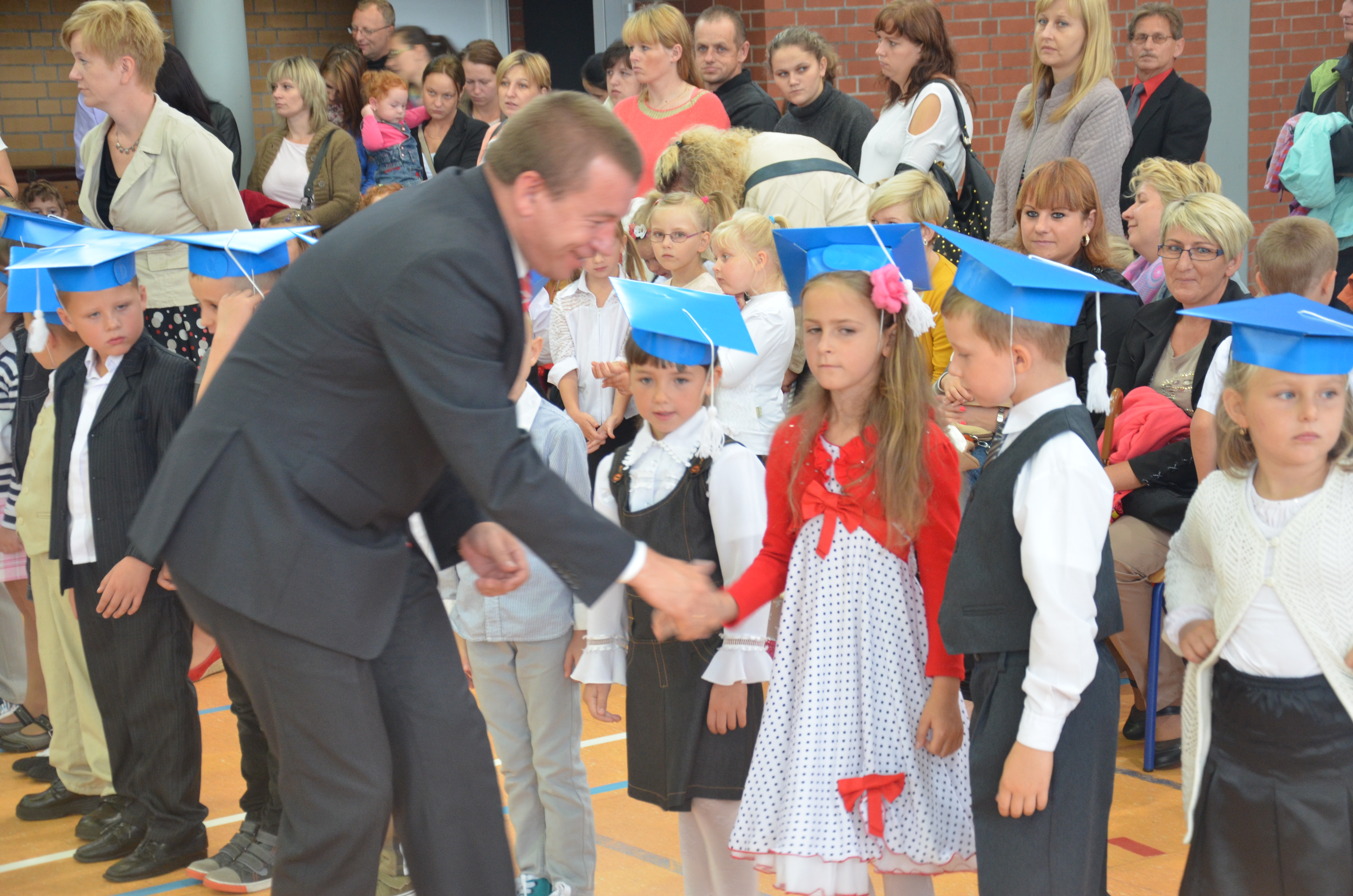 Członek Zarządu Województwa Zachodniopomorskiego Jarosław Rzepa z wizytą w Szkole Podstawowej w Radowie Małym.