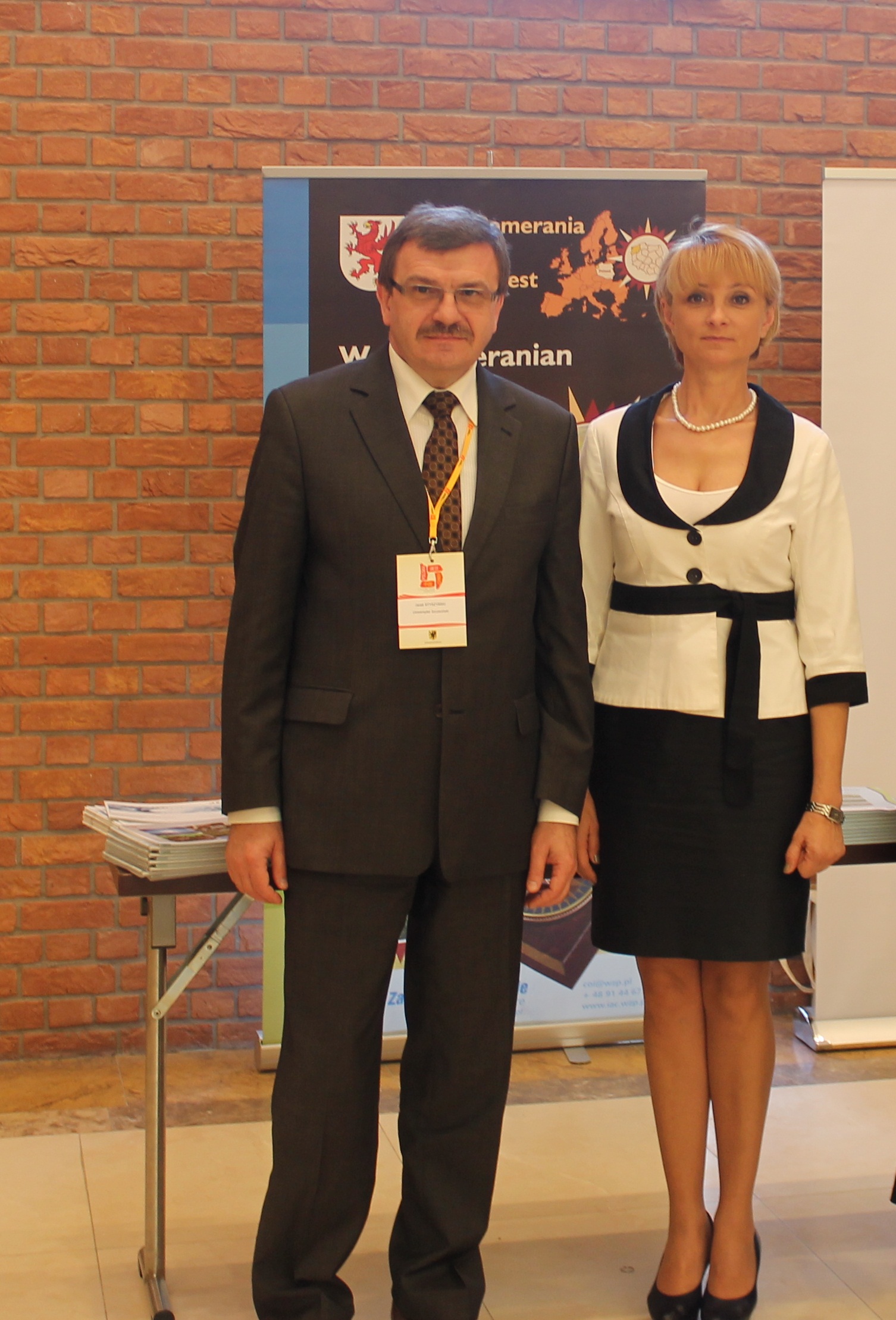 Członek Zarządu Województwa Anna Mieczkowska i Prorektor ds. Kształcenia dr hab. Jacek Styszyński, prof. US