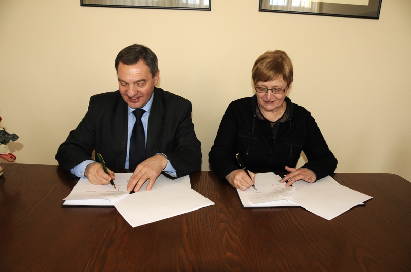 Marszałek Władysław Husejko i burmistrz Barbara Nowak podpisują umowę o dofinansowaniu projektu Gminy Połczyn-Zdrój.