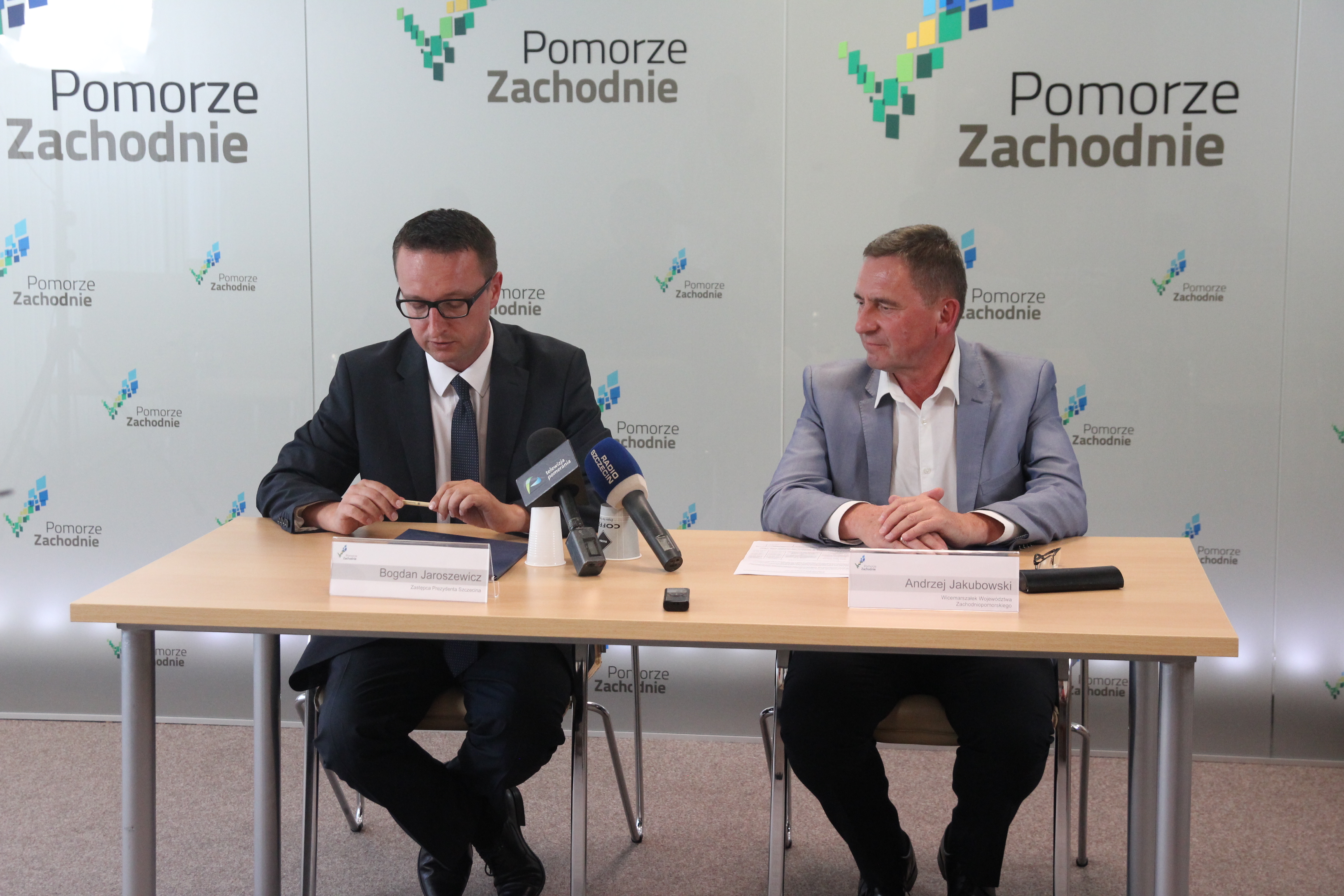 Podpisanie umów na rozwój e-usług pomiędzy wicemarszałkiem Województwa Zachodniopomorskiego Andrzejem Jakubowski (z prawej) i zastępcą prezydenta Szczecina Bogdanem Jaroszewiczem.