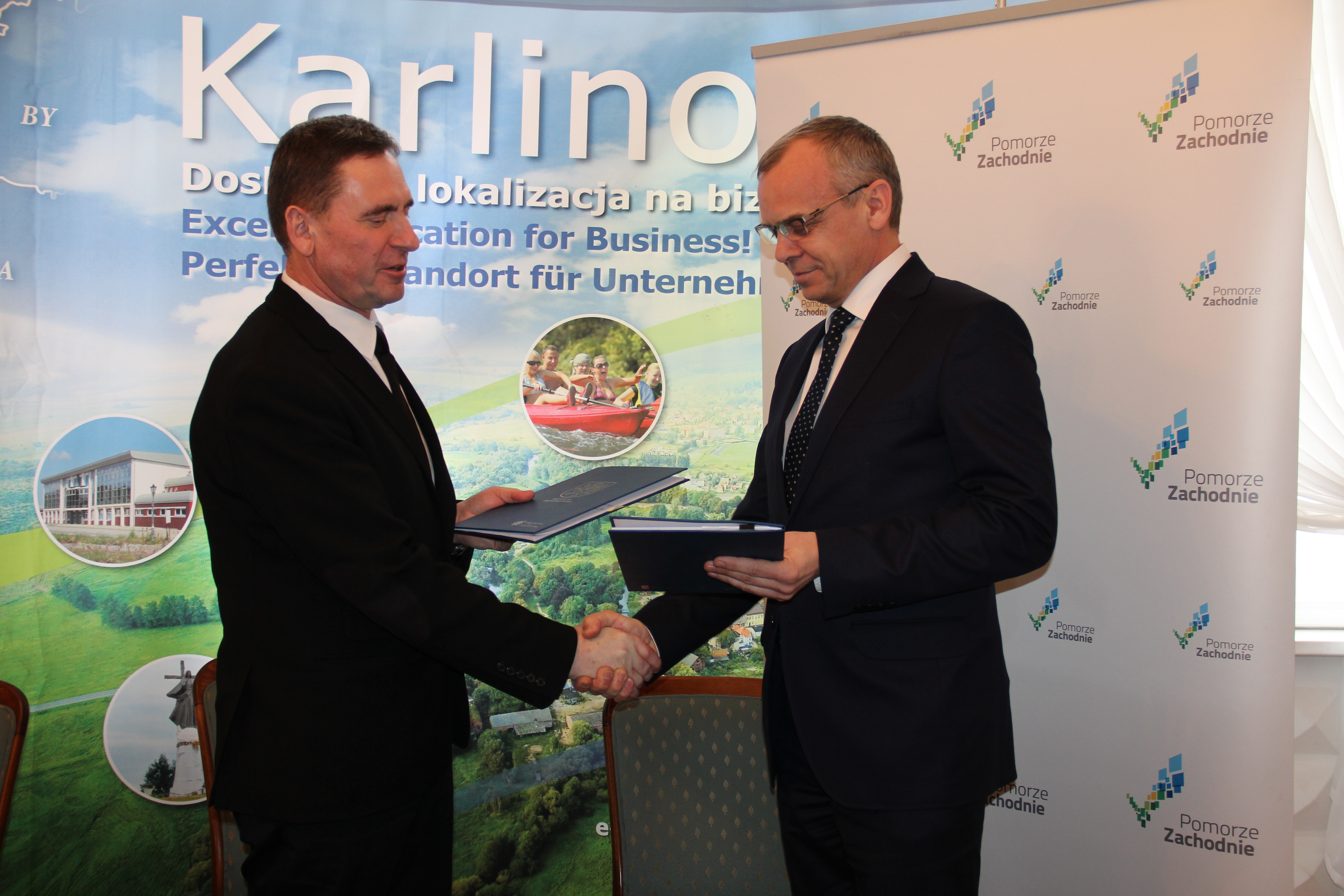 Uroczyste przekazanie umowy, na mocy której inwestycja w Karlinie otrzyma 4 miliony złotych dofinansowania ze środków Regionalnego Programu Operacyjnego Województwa Zachodniopomorskiego na lata 2007-2013.
