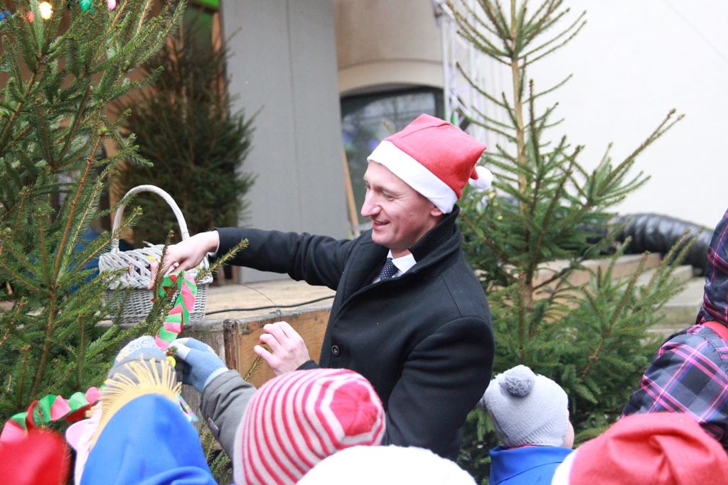 Marszałek Olgierd Geblewicz pomógł ubierać choinki.
