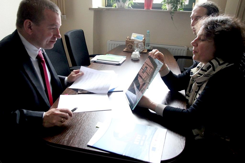 Podpisanie umowy ze Stowarzyszeniem na rzecz Ochrony Dziedzictwa „Młyn-Papiernia” w ramach PO RYBY