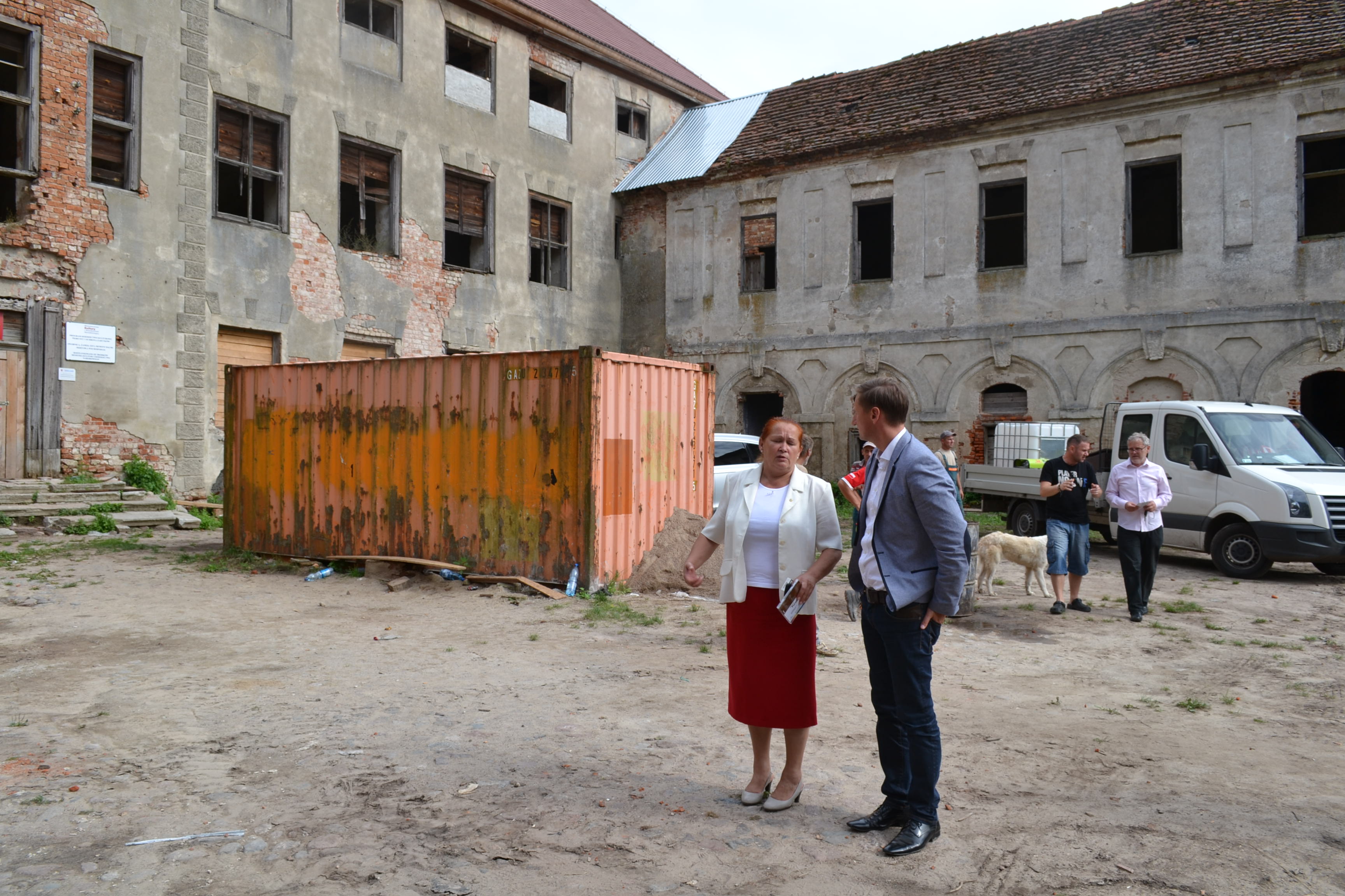 Wójt gminy Banie Teresa Sadowska oraz marszałek Województwa Zachodniopomorskiego Olgierd Geblewicz odwiedzili odrestaurowywany etapowo zamek joannitów w Swobnicy.