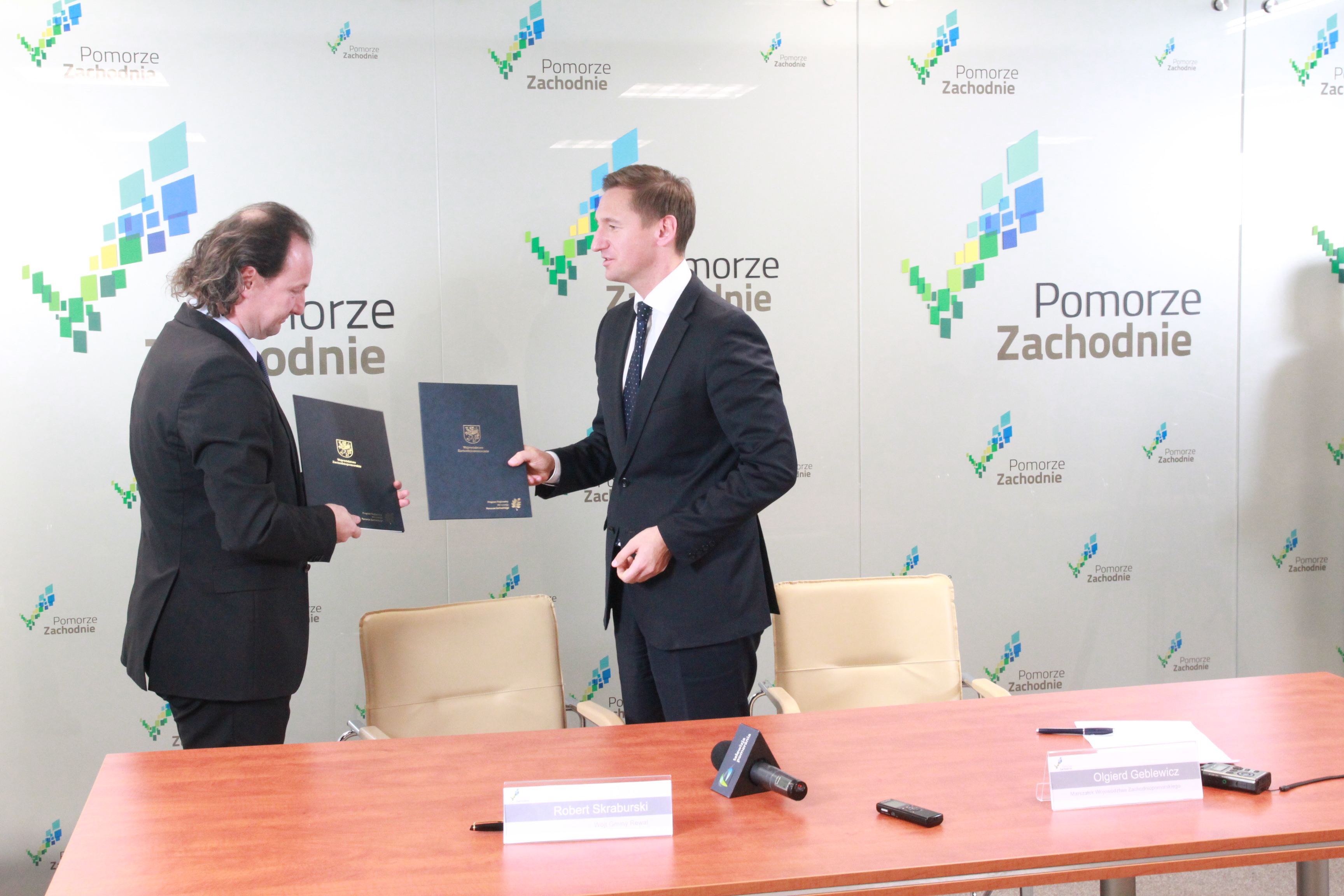 Wymiana podpisanej dokumentacji pomiędzy marszałkiem Olgierdem Geblewiczem (z prawej) oraz wójtem Robertem Skraburskim.