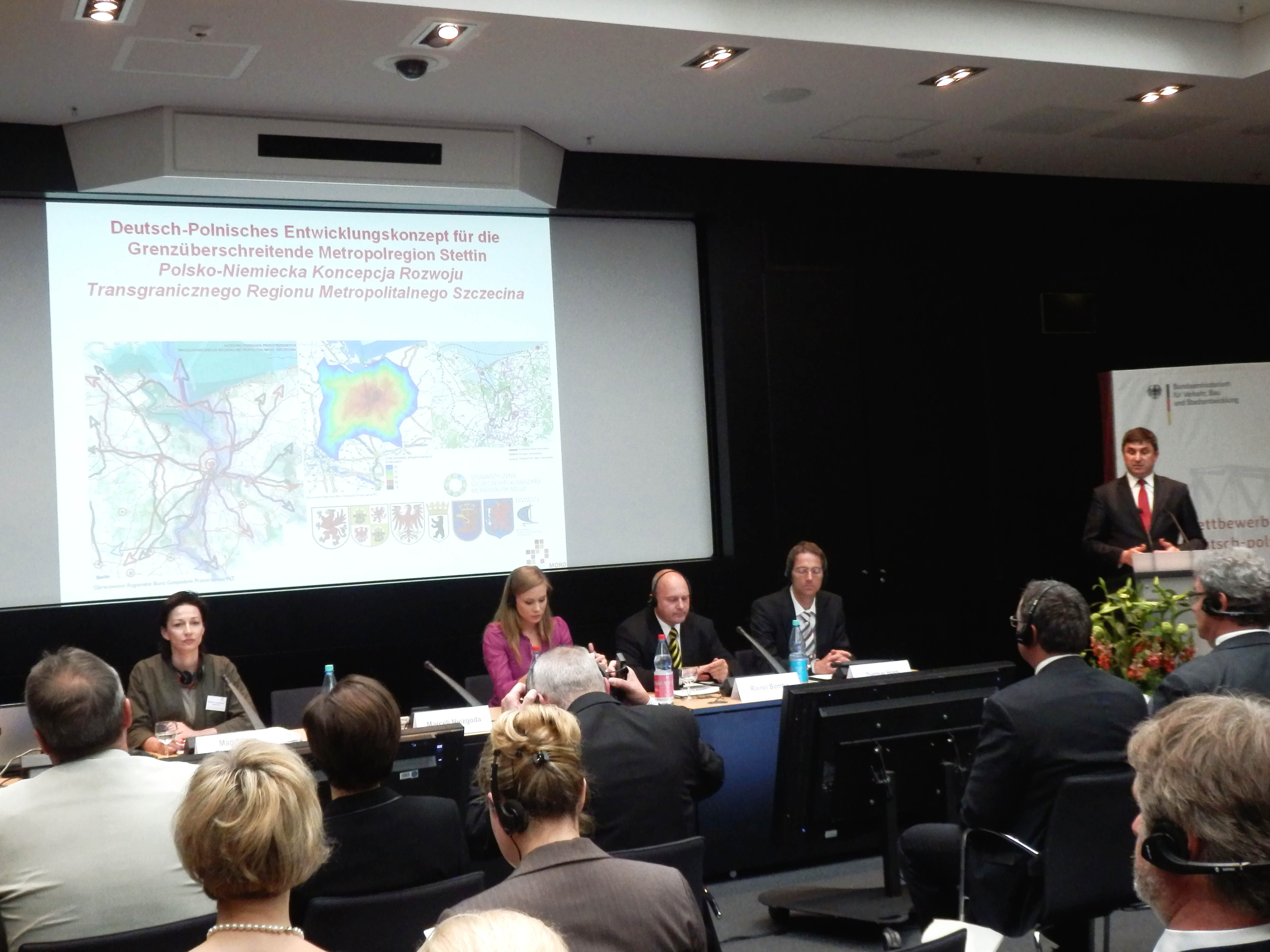 członek jury Magdalena Zagrzejewska, współprzewodniczący Polsko-Niemieckiego Komitetu ds. Gospodarki Przestrzennej, moderator spotkania - Aleksandra Rosiak, sekretarz stanu Rainer Bomba, członek jury Dietmar Horn - współprzewodniczący Polsko-Niemieckiego Komitetu ds. Gospodarki Przestrzennej, wiceminister Marceli Niezgoda.