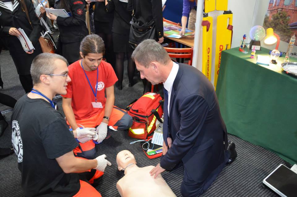 Wicemarszałek Andrzej Jakubowski miał okazję do poprawienia swoich umiejętności w udzielaniu pierwszej pomocy