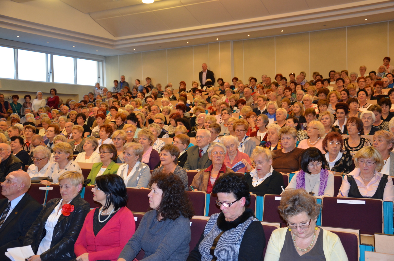 Członkiem UTW może zostać osoba w wieku emerytalnym, która chce poszerzać własne umiejętności i wiedzę, czynnie uczestniczyć w życiu społecznym oraz poznawać nowych ludzi.