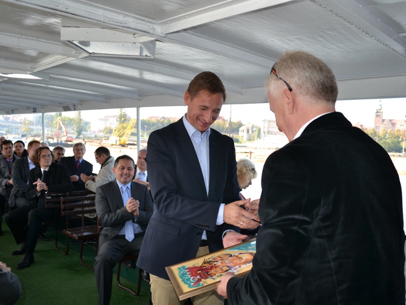 Marszałek Olgierd Geblewicz odbiera pamiątkową rycinę...