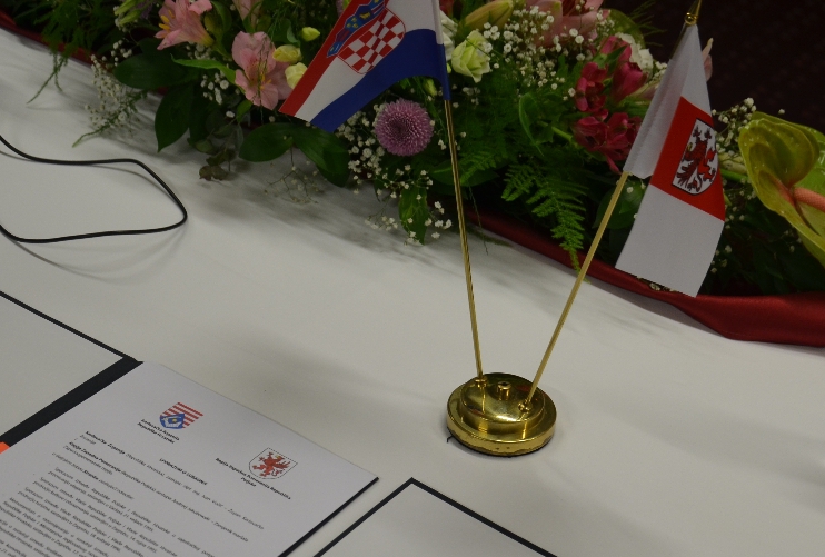 W oczekiwaniu na sygnatariuszy umowy...