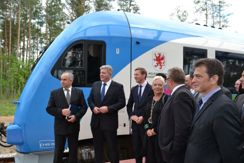 Dostojni goście i gospodarze w oczekiwaniu na rozpoczęcie uroczystości.