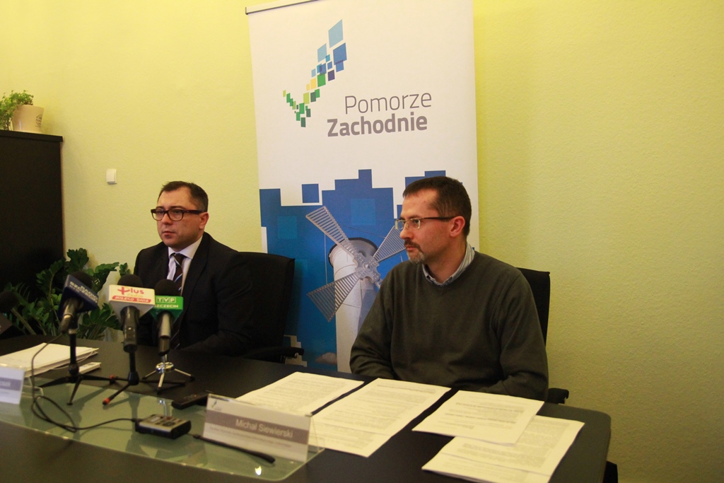 dyrektor generalny urzędu Przemysław Włosek (z lewej) oraz dyrektor WSIiI Michał Siewierski.