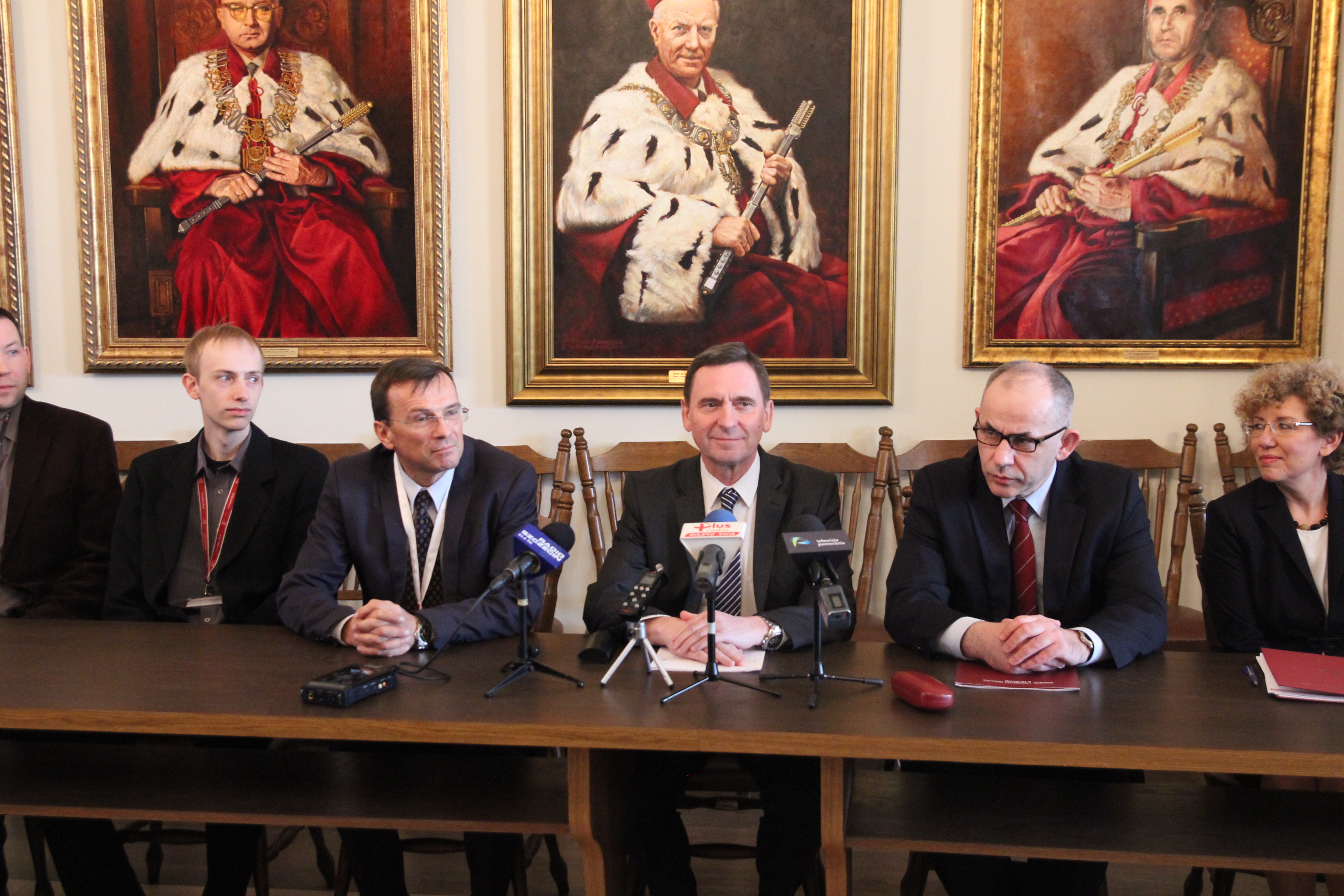 Konferencja prasowa związana z zakończeniem modernizacji infrastruktury sieciowej PUM z udziałem wicemarszałka Województwa Zachodniopomorskiego Andrzeja Jakubowskiego.