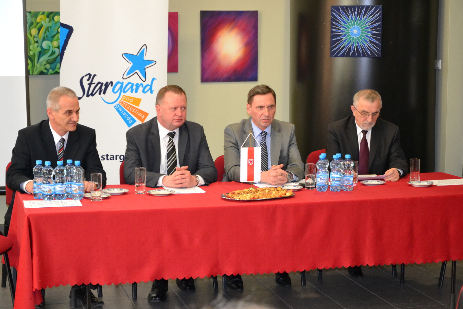 Konferencja prasowa przed uroczystym otwarciem piwnicy artystycznej z udziałem wicemarszałka Andrzeja Jakubowskiego oraz prezydenta Stargardu Sławomira Pajora