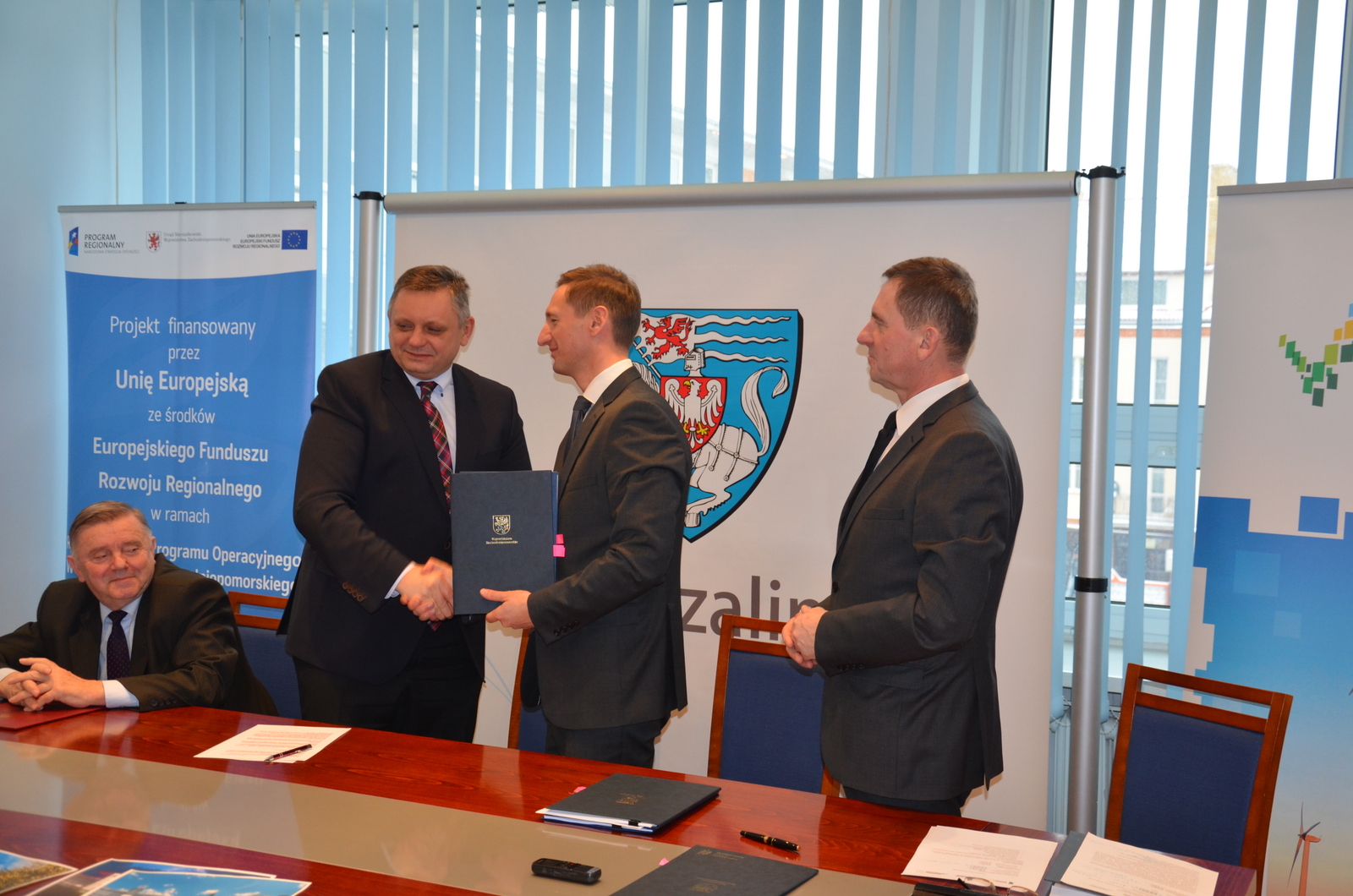 Spotkanie w Koszalinie - podpisanie 2 umów i przekazanie informacji o przebudowie drogi wojewódzkiej nr 167 w udziałem m.in. prezydenta miasta Piotra Jedlińskiego (drugi z lewej), marszałka Olgierda Geblewicza (drugi z prawej) oraz wicemarszałka Andrzeja Jakubowskiego (pierwszy z prawej).