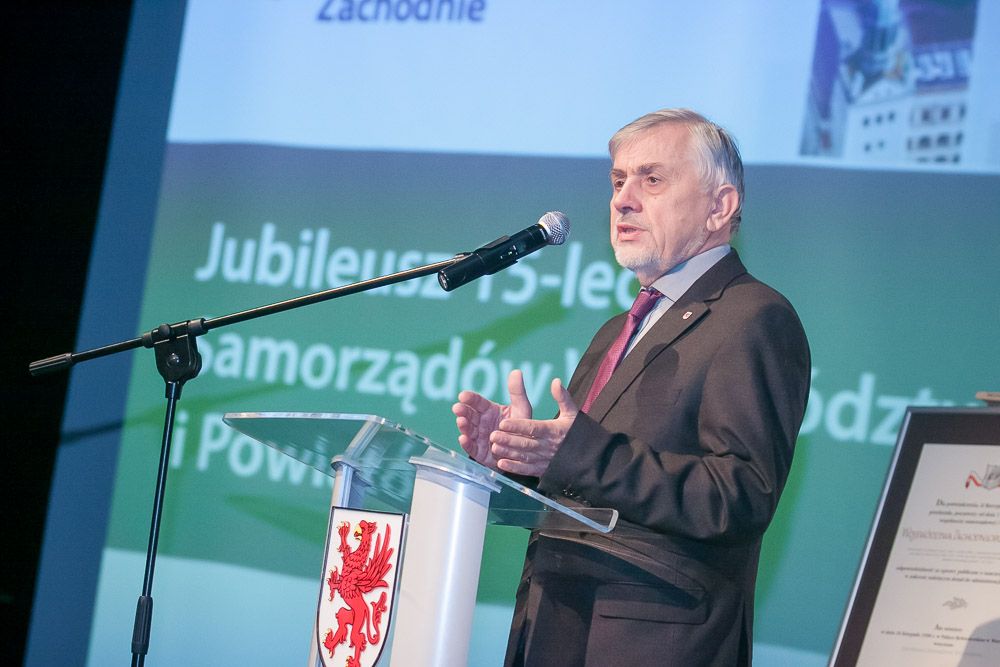 Gdy mówi się o polityce regionalnej, wciąż myśli się o polityce państwa w stosunku do regionów. Region jest traktowany zewnętrznie, a przecież celem reformy sprzed 25 lat było upodmiotowienie lokalnych społeczności ”“ rozpoczął przewodniczący Marek Tałasiewicz.