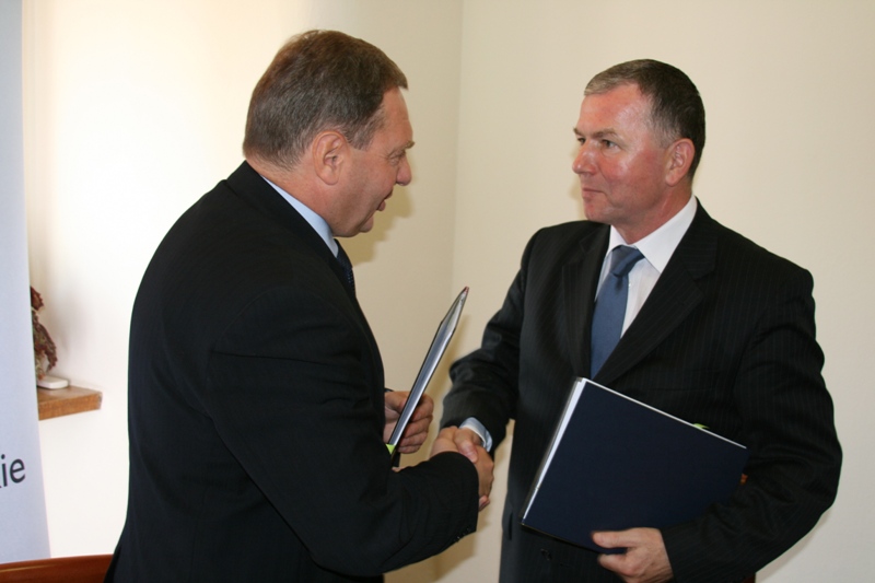 Z rąk marszałka Husejki umowę odbiera burmistrz Białogardu Marek Lewandowski.