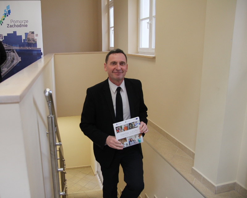 Wicemarszałek Andrzej Jakubowski w drodze na spotkanie.