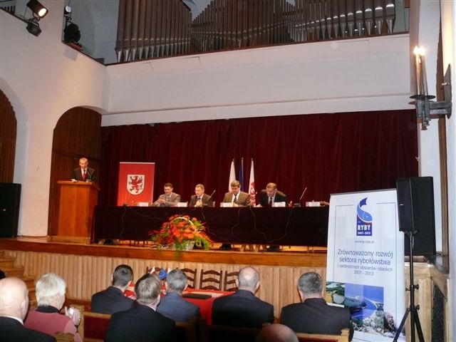 Dyrektor Wydziału Rolnictwa i Ochrony Środowiska Urzędu Marszałkowskiego WZ, Dyrektor Agencji Restrukturyzacji i Modernizacji Rolnictwa Oddziału Regionalnego w Szczecinie Jarosław Łojko, Marszałek Województwa Zachodniopomorskiego Władysław Husejko, Sekretarz Stanu w Ministerstwie Rolnictwa i Rozwoju Wsi Kazimierz Plocke oraz Wicemarszałek Województwa Zachodniopomorskiego Jan Krawczuk.