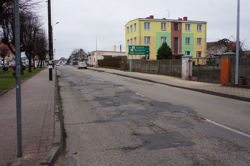 Przebudowa obejmie blisko kilometrowy odcinek drogi, na którym zostanie wykonana nowa kanalizacja deszczowa, droga zyska nową podbudowę i nawierzchnię. Wykonane zostaną chodniki, zjazdy, ścieżka rowerowa i zatoki postojowe.