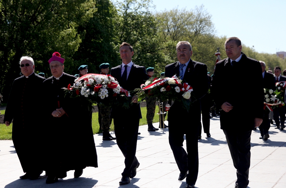 Składanie kwiatów pod pomnikiem ”“ w imieniu Zarządu Województwa Zachodniopomorskiego uczynili to marszałek Olgierd Geblewicz oraz członek Zarządu Jarosław Rzepa.