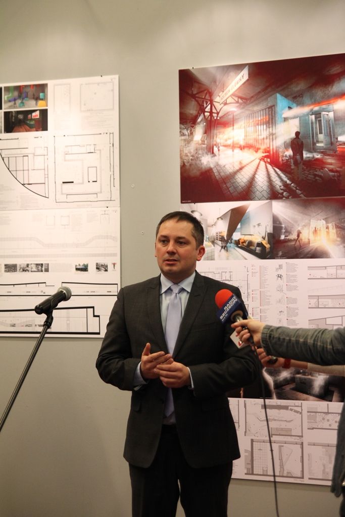 Wicemarszałek Wojciech Drożdż podczas rozstrzygnięcia konkursu.