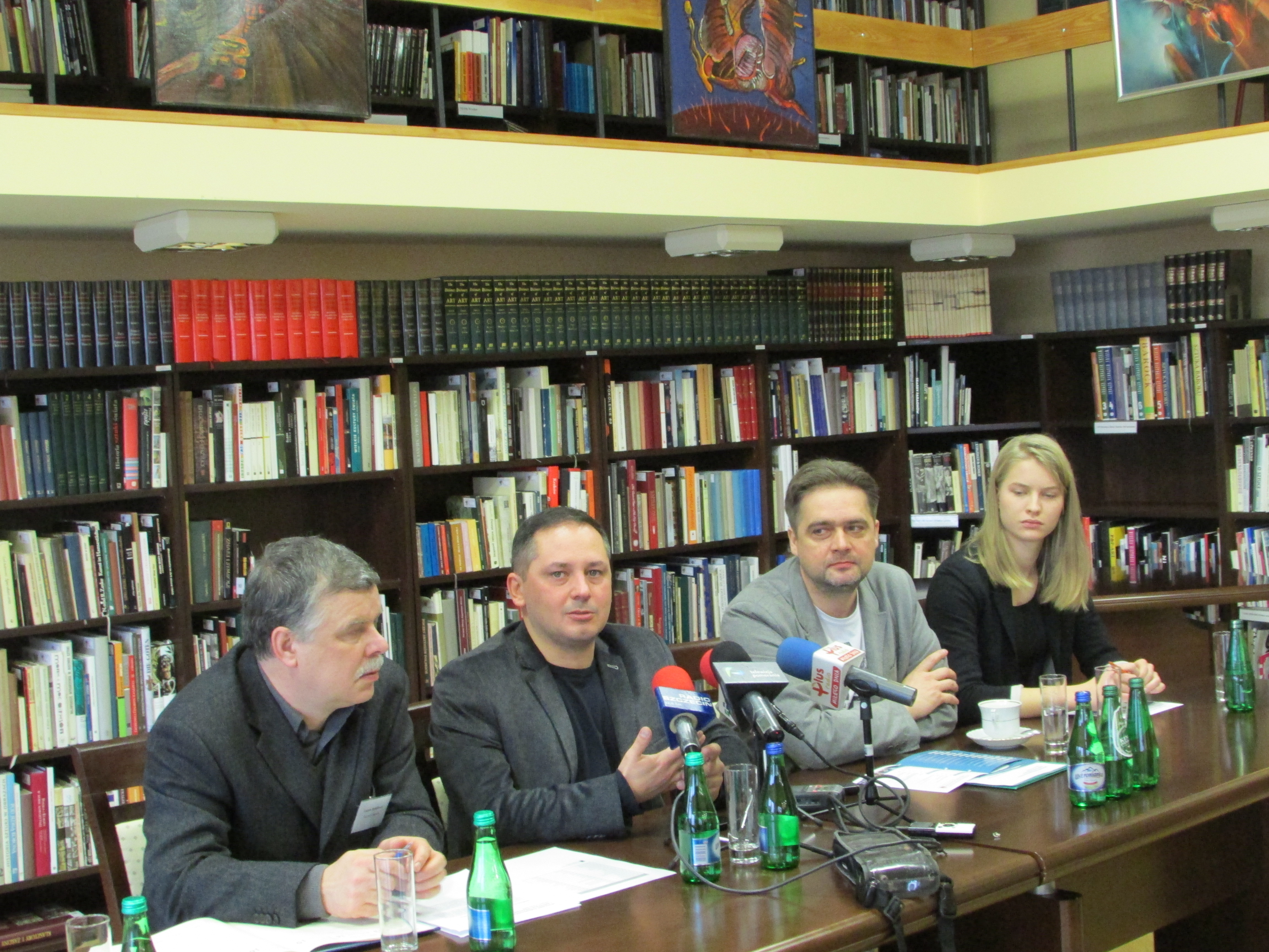 Podczas konferencji prasowej w Książnicy Pomorskiej w Szczecinie ...