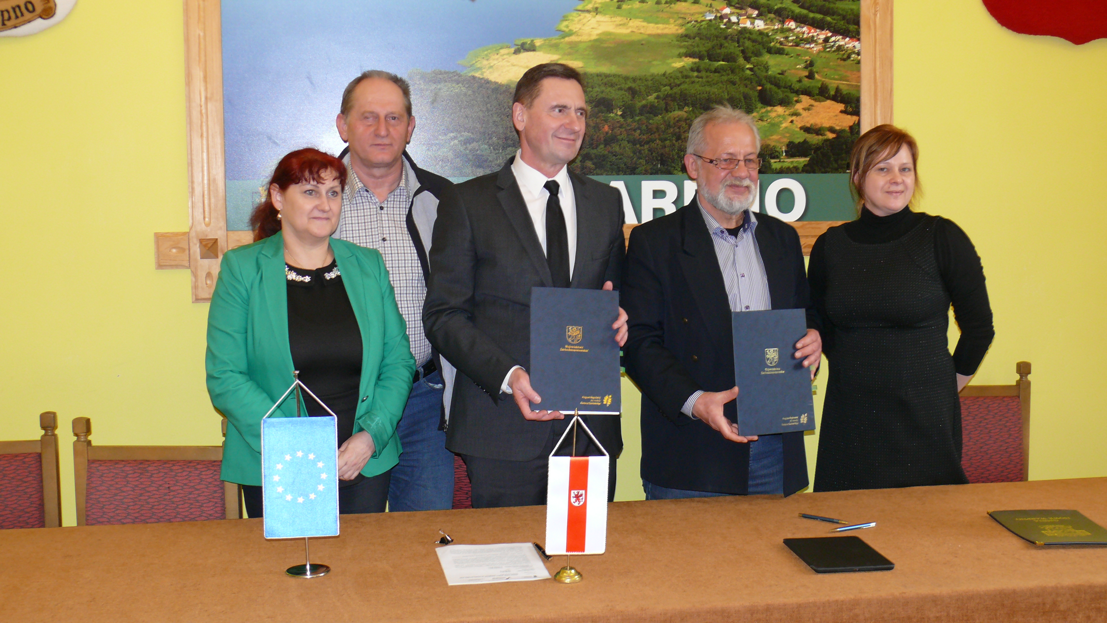 Uroczyste podpisanie umowy z udziałem wicemarszałka Województwa Zachodniopomorskiego Andrzeja Jakubowskiego i burmistrza Nowego Warpna Władysława Kiragi odbyło się w Urzędzie Gminy w Nowym Warpnie.