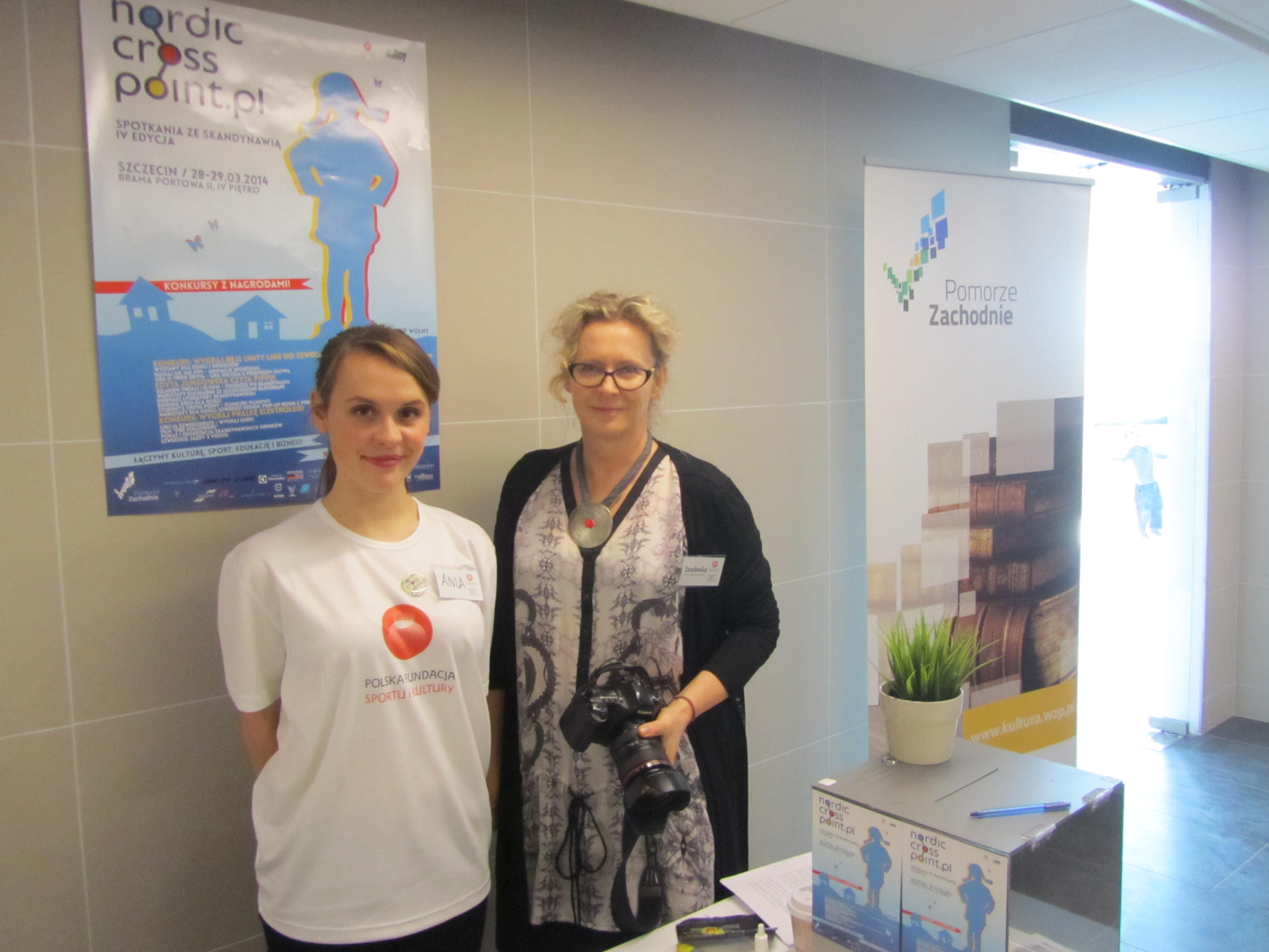 Izabela Staniszewski, prezes Polskiej Fundacji Sportu i Kultury wraz z wolontariuszką