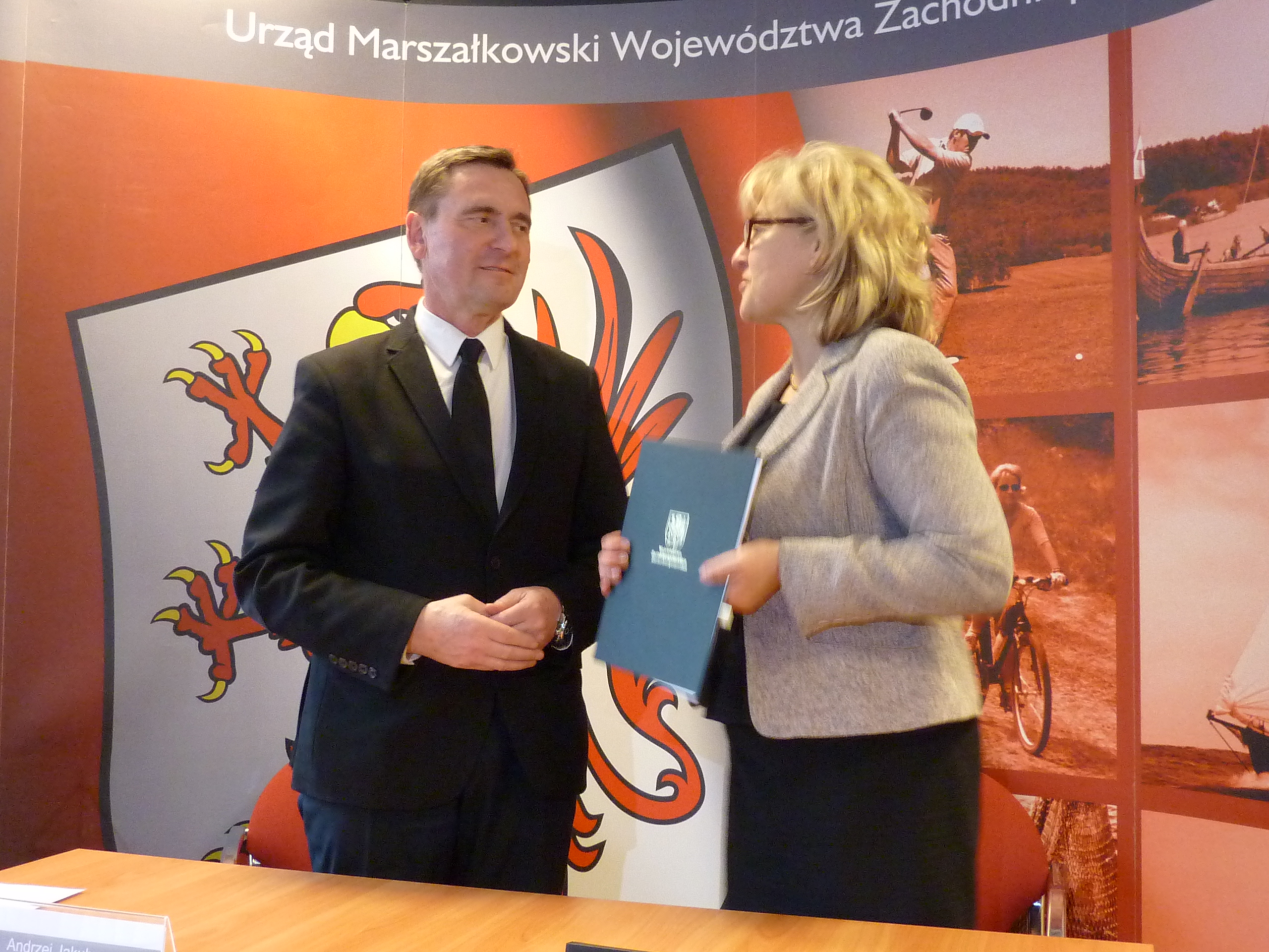 Wicemarszałek Województwa Zachodniopomorskiego Andrzej Jakubowski i wójt Mielna Olga Roszak-Pezała tuż po podpisaniu umowy.