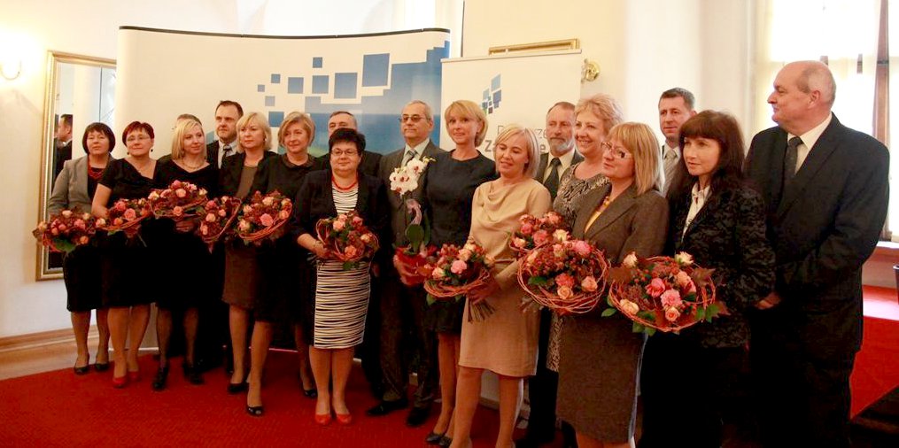 Pamiątkowe zdjęcie z uroczystości wręczenia nagród.