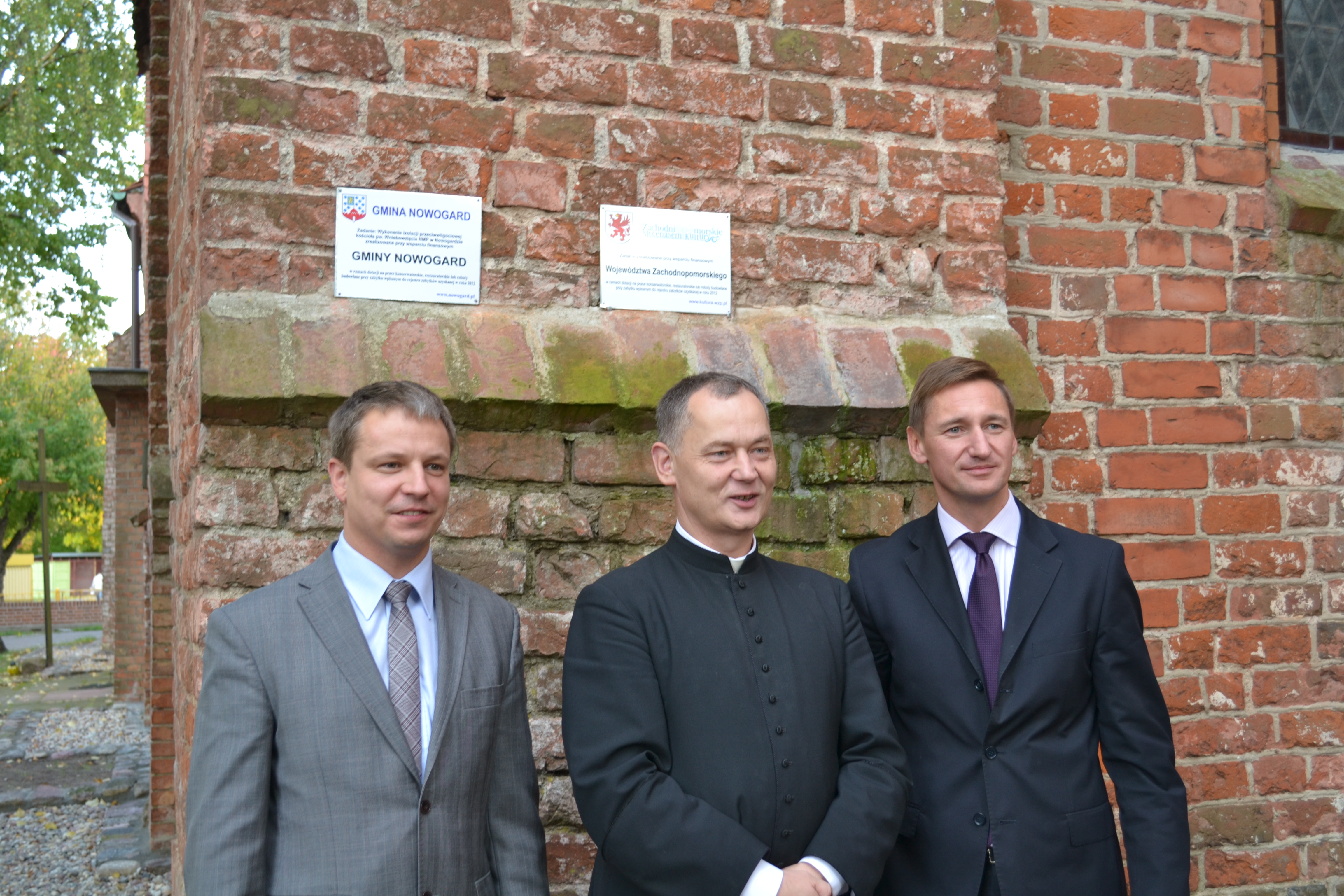 marszałek Olgierd Geblewicz, ks. proboszcz Grzegorz Legutko i burmistrz Robert Czapla.