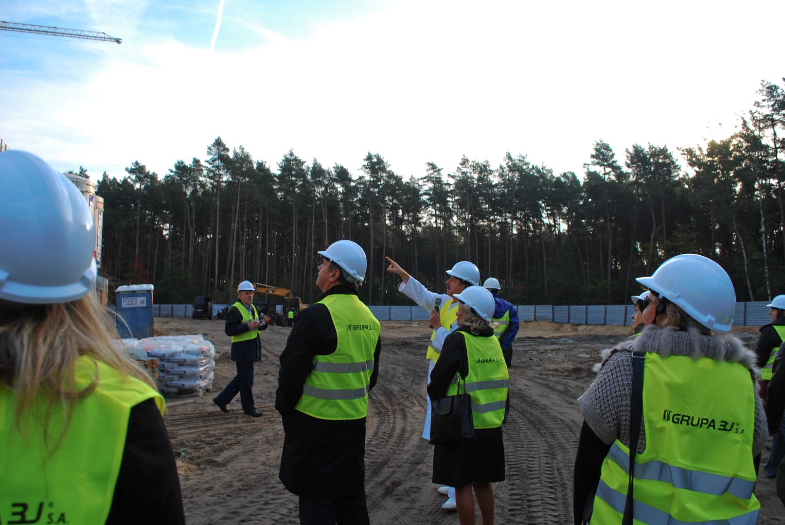 Dyrektor szpitala w Zdunowie Tomasz Grodzki pokazuje miejsce wybudowania pierwszego w Polsce lądowiska dla helikopterów