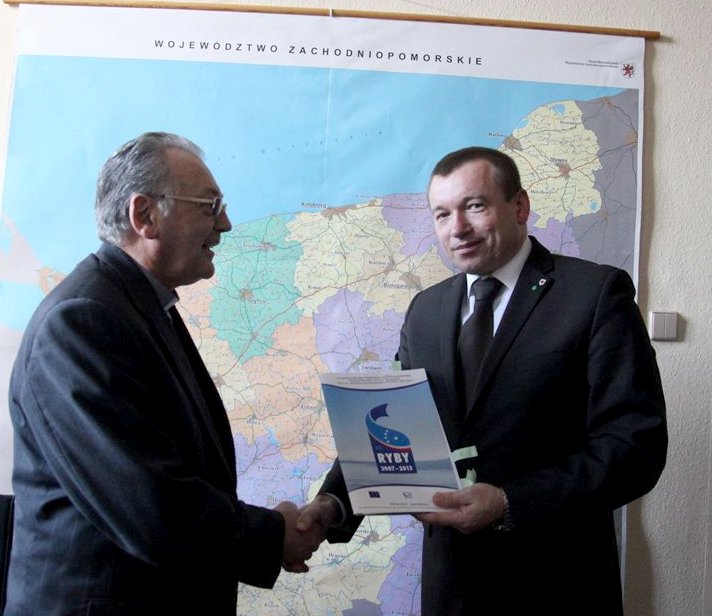 Pod umową podpis złożył członek Zarządu Województwa Zachodniopomorskiego Jarosław Rzepa oraz proboszcz parafii w Mielnie Tadeusz Piasecki