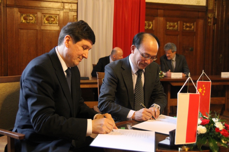 Prezydent Pinggao Group Co. Ltd Li Yongh (z prawej) i prezes Zarządu PSE S.A. Henryk Majchrzak podczas podpisania umowy.