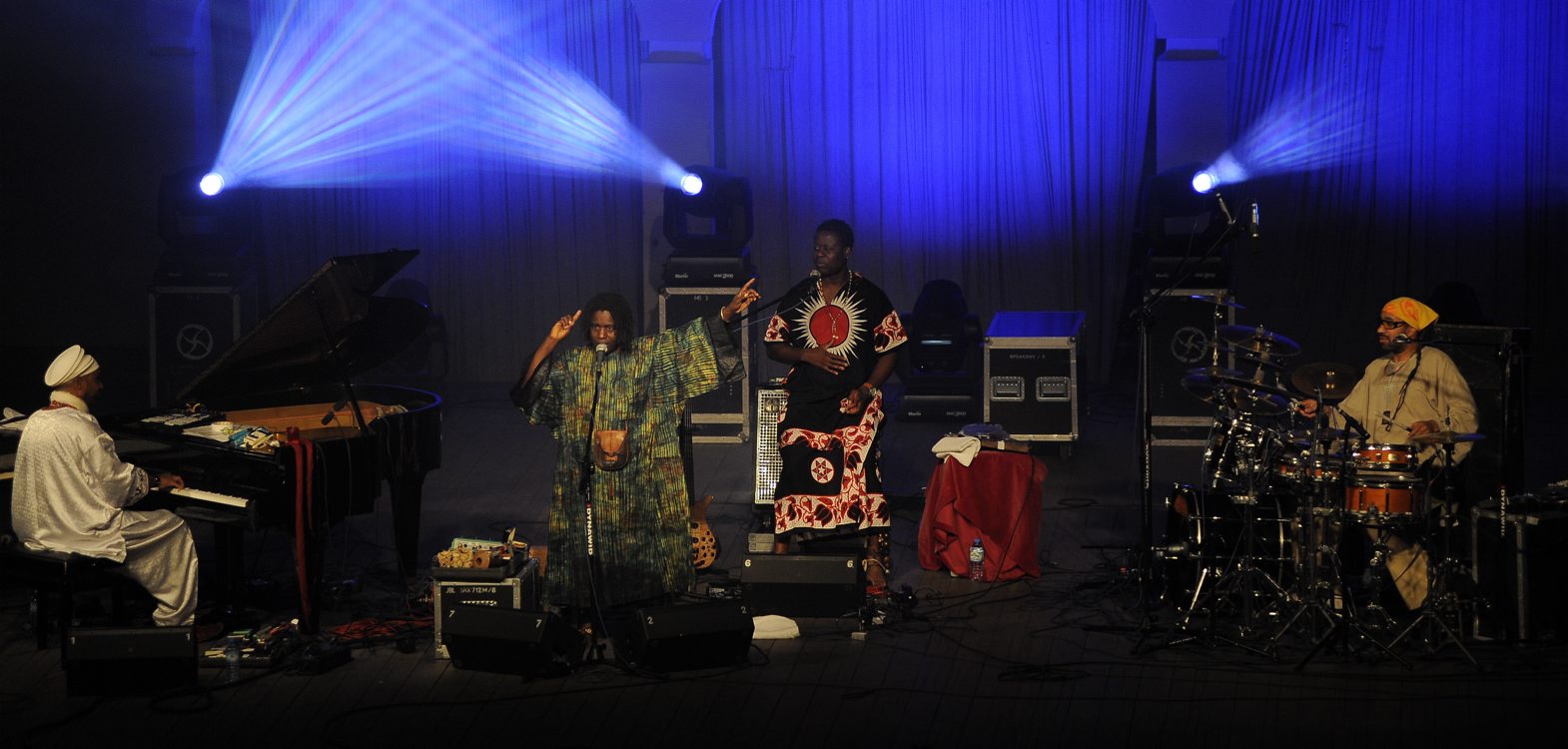 Koncert Omara Sosy na dziedzińcu zamkowym