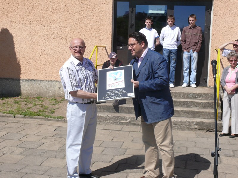 Wicemarszałek Witold Jabłoński wręcza burmistrzowi Golczewa Andrzejowi Danielukowi obraz Henryka Sawki „Pamiętajcie! Orły Górskiego też były najpierw orlikami”