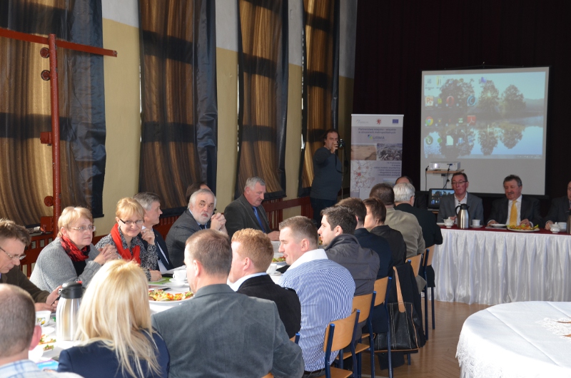 Uczestnicy łobeskich konsultacji, w głębi (od prawej) - starosta drawski Stanisław Cybula i dyrektor Instytutu Rozwoju regionalnego Zbigniew Zychowicz.