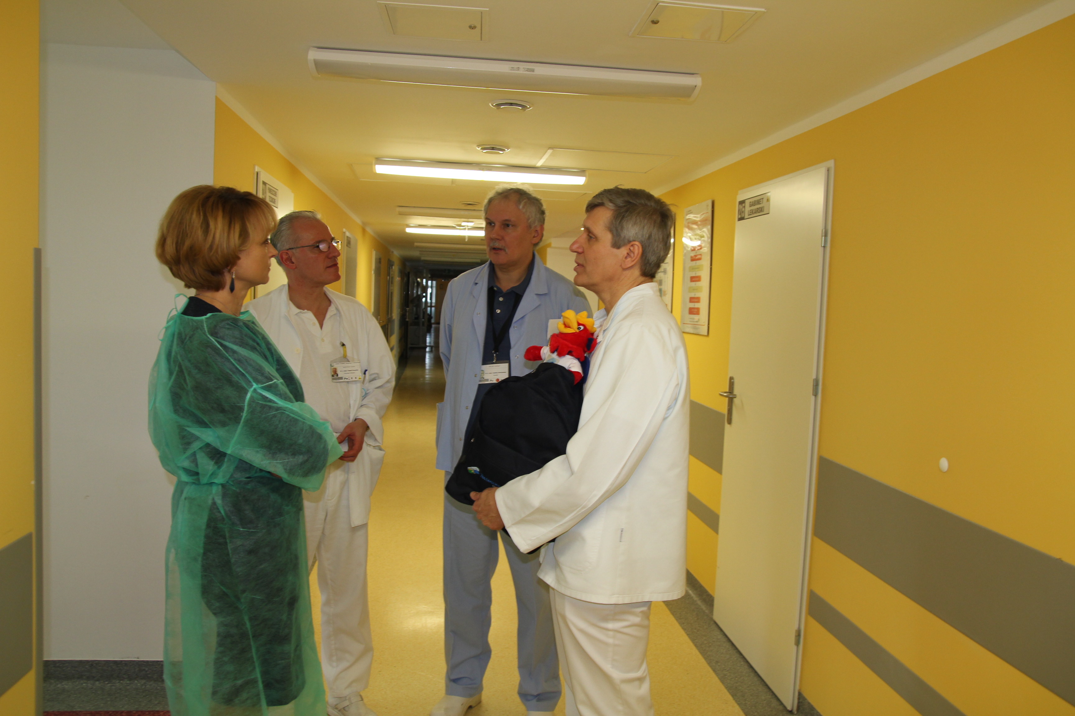 Upominki dla Gabrysi i jej mamy przyjął dr Jacek Patalan, który również oprowadził panią marszałek po w pełni już funkcjonującym oddziale.