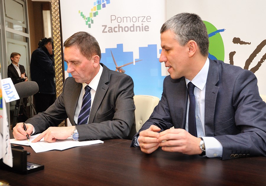 Dofinansowanie inwestycji wyniesie blisko pół miliona złotych, a całość zadania kosztować będzie ponad 720 tysięcy złotych - umowę podpisuje wicemarszałek Województwa Zachodniopomorskiego Andrzej Jakubowski (z lewej).
