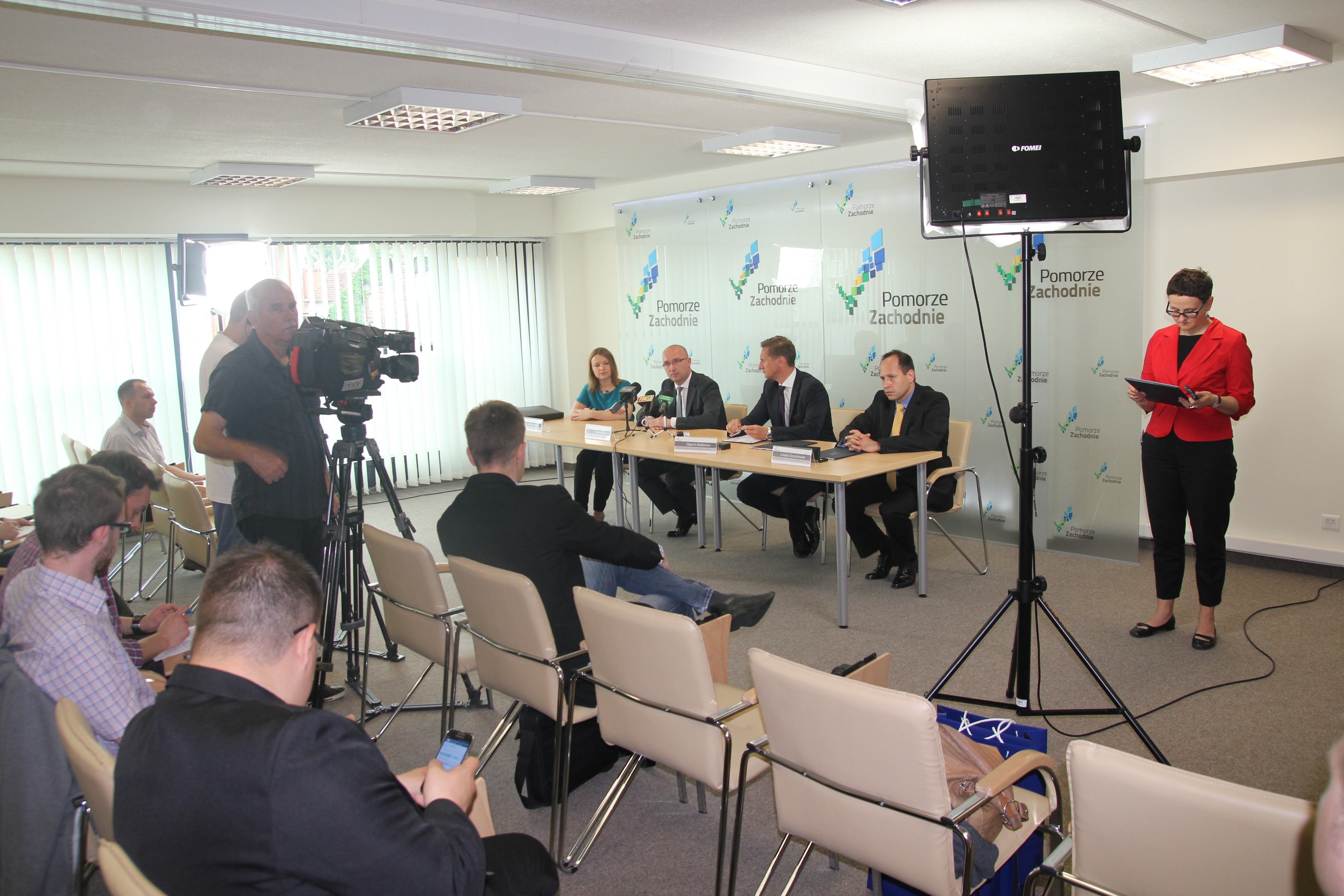 Temat farm wiatrowych wywołał ożywioną dyskusję w sali konferencyjnej.