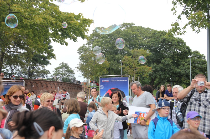 I duzi i mali mieli mnóstwo radości z puszczania kolorowych baniek mydlanych.