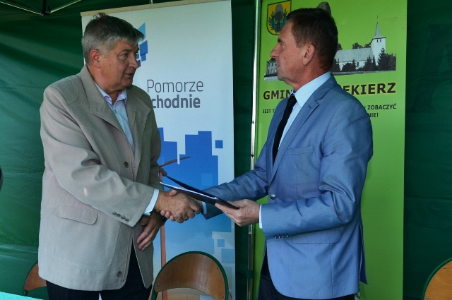 Uroczyste podpisanie umowy o dofinansowanie projektu „Budowa budynku świetlicy wiejskiej w miejscowości Cieszyn” z udziałem Wicemarszałka Województwa Zachodniopomorskiego Andrzeja Jakubowskiego.