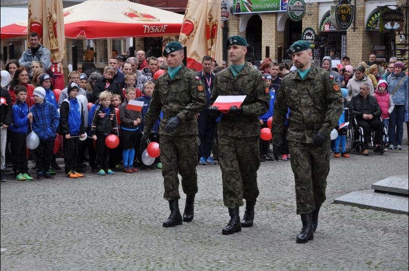 W kołobrzeskim święcie Flagi Narodowej udział wzięło wojsko, a także mieszkańcy i przede wszystkim dzieci - zdjęcie pochodzi z profilu Facebook Mirosława Tessikowskiego.
