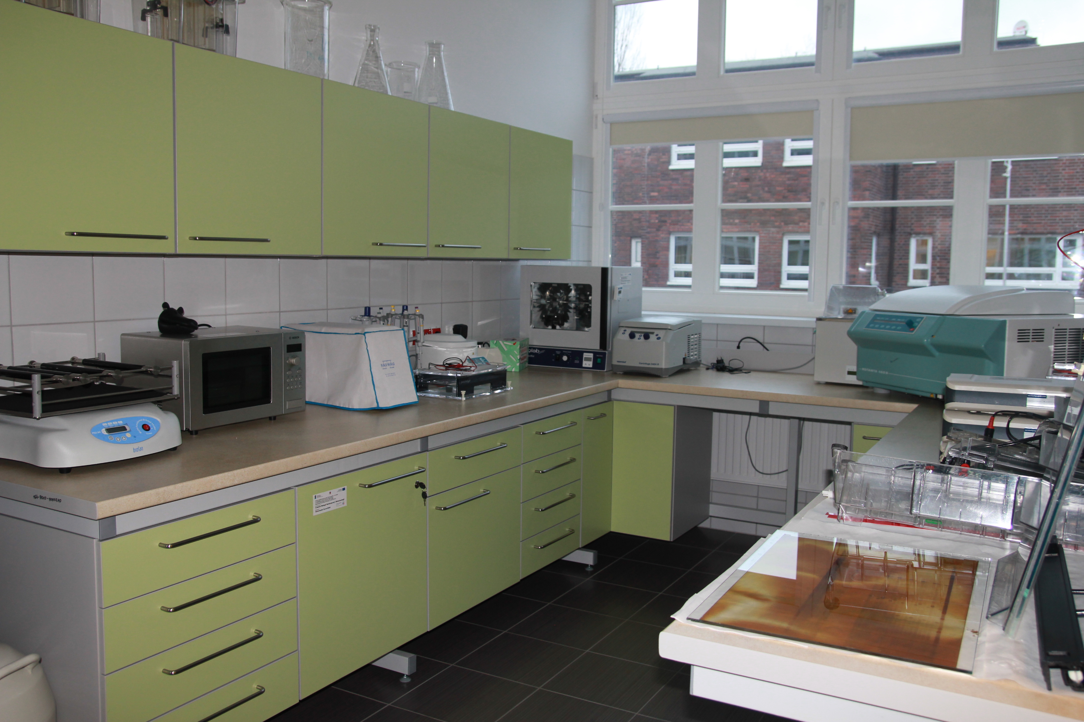 Z nowoczesnej aparatury skorzystają naukowcy i studenci.