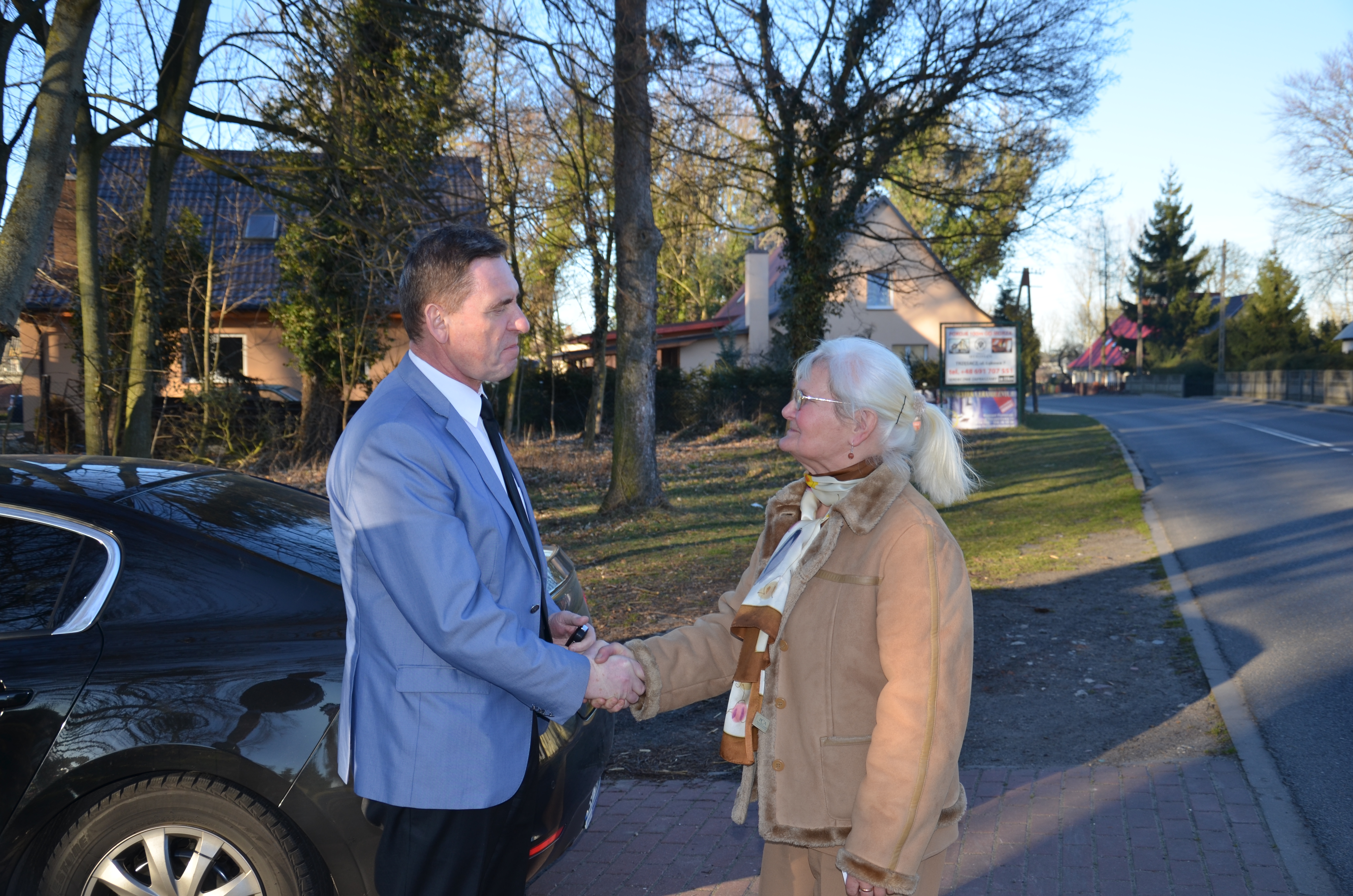 Wicemarszałek Województwa Zachodniopomorskiego Andrzej Jakubowski oraz sołtys Dobropola, w Gminie Wolin, Anna Cytacka.